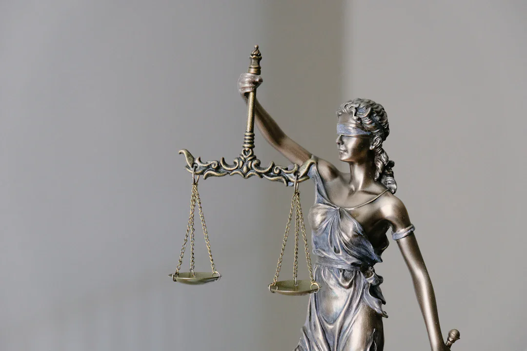 ChatGPT・Grok で自動生成された訴状が英国雇用裁判所を圧倒――39%件数増加、64,000件バックログ、「民主主義の喜劇」が司法制度を蝕む