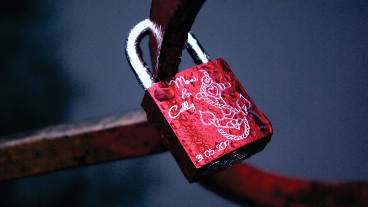 AI顔交換が変える恋愛詐欺の現場と最新対策