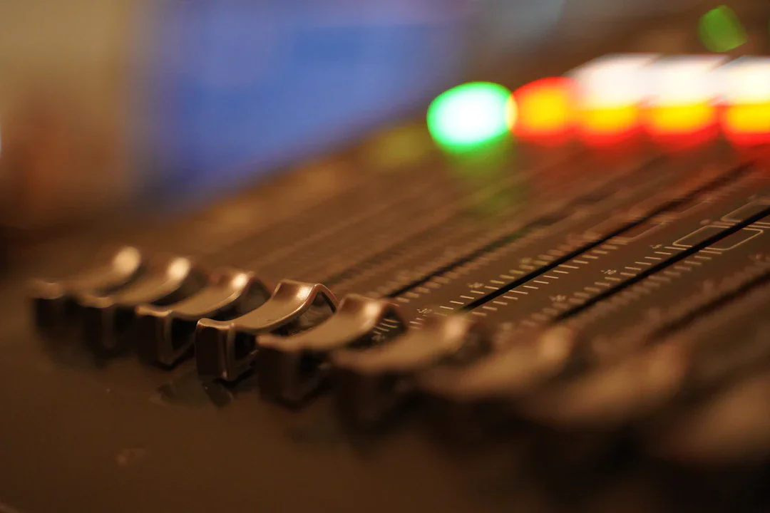 Deezer、新規アップロード音楽の44%が AI生成で大規模詐欺検出