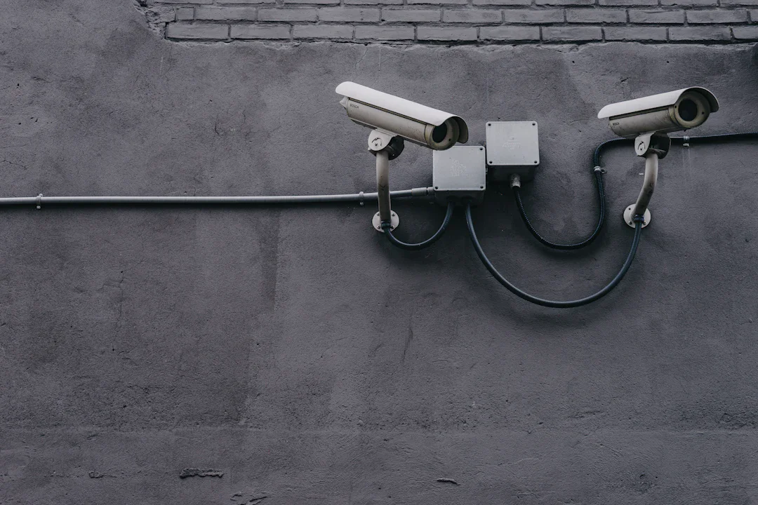 Flock のAI警察監視ツール、実像は『ナンバープレート追跡以上』。WIRED がコード入手・検証