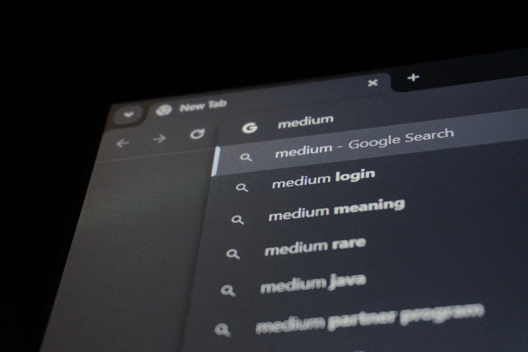 Google『Preferred Sources』は規制対策の建前——AI 摘要での出版社排除を温存、責任を利用者へ転嫁