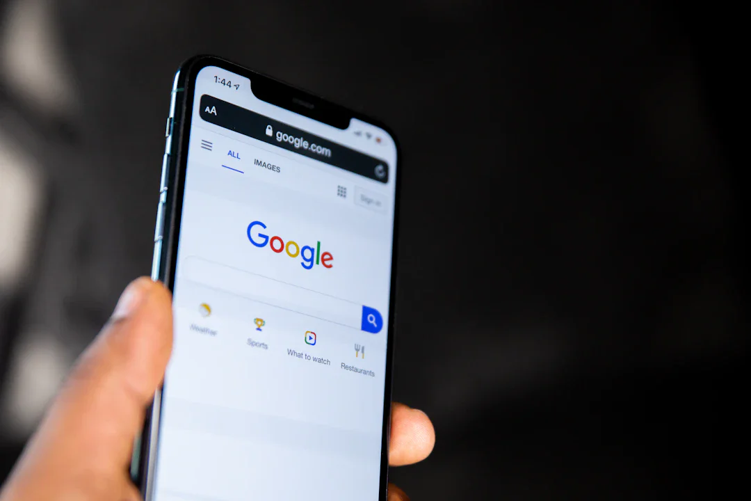 Google『Preferred Sources』は規制対策の建前——AI 摘要での出版社排除を温存、責任を利用者へ転嫁