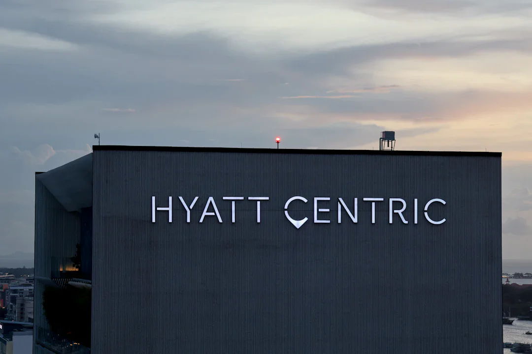 Hyatt が ChatGPT Enterprise で全従業員を AI 対応化、ホテル業の DX が加速