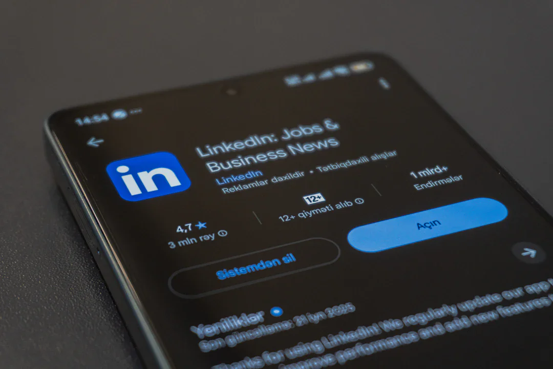 LinkedIn、AI 自動検出システム導入――プラットフォーム制御喪失を認める形で「AI スロップ」に宣戦布告