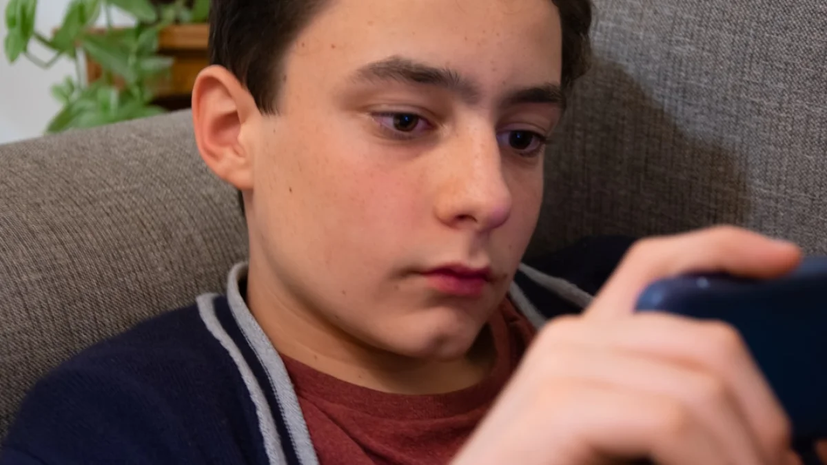 Metaが10代向けAIキャラを一時停止へ