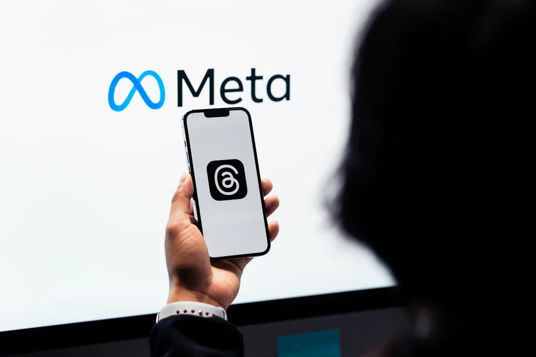 Meta が Claude Code と Codex の社内利用を制限、AI 企業間の信頼危機が深刻化