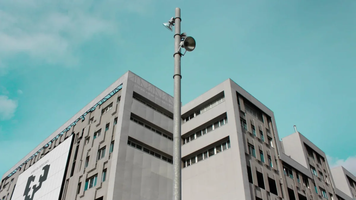 208室の謎が浮上 大使館遮断案で揺れる英国政治