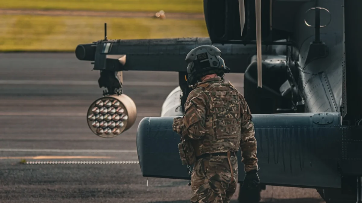 米軍の3,000件AI活用、監督は追いつくのか