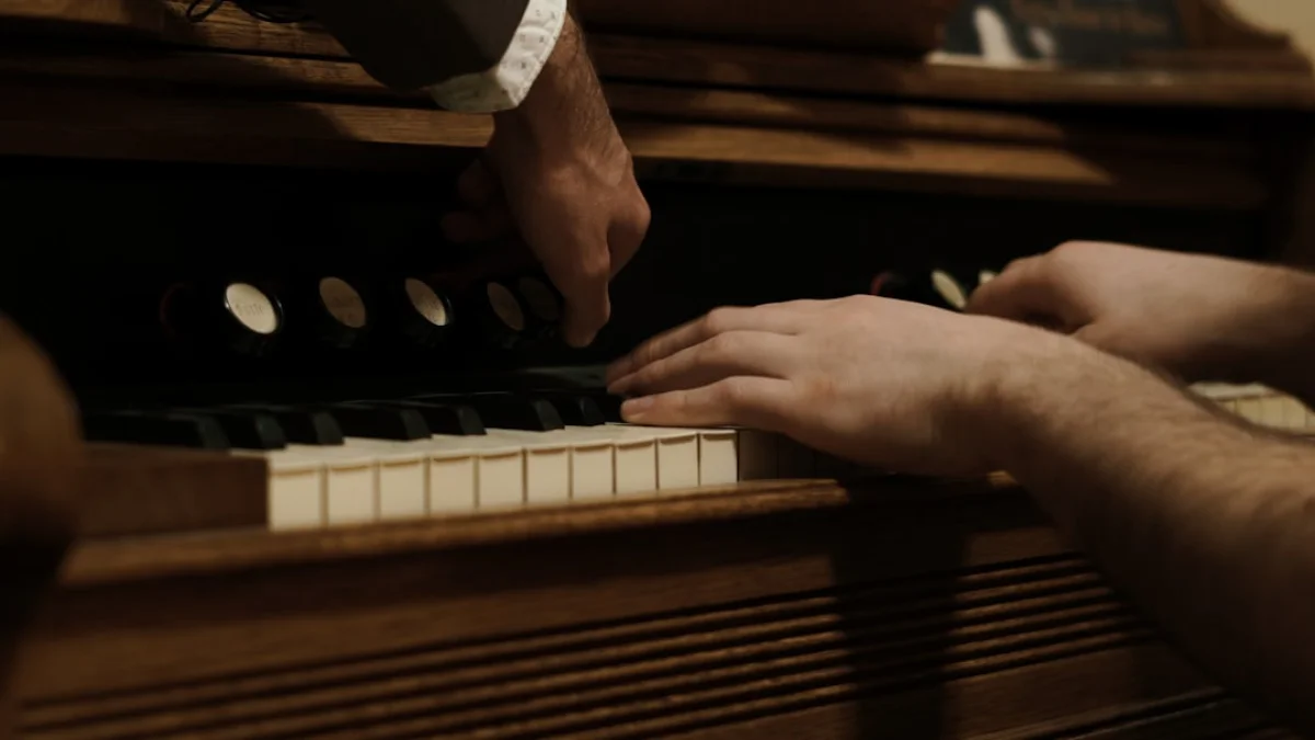 動画だけでピアノ演奏の筋活動を再現するAI